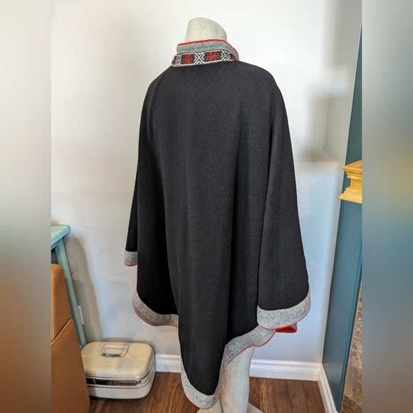 Norwegian Heimdall black Handcrafted wool cape by Kari G - Picture 6 of 17